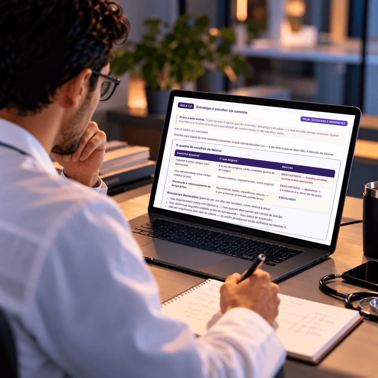 Médico estudando em um notebook com questionário e anotações no caderno